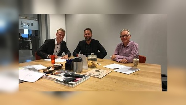 Niels Penning, Jeroen van Kester und Chris Koppert (von links) besiegeln ihre Zusammenarbeit.