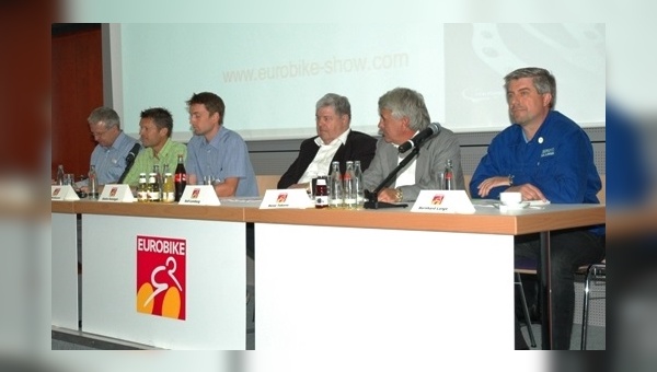 Branchengespräch auf der Eurobike: v.l.: Wolfgang Köhle, Klaus Wellman, Stefan Reisinger, Rolf Lemberg, René Takens, Bernhard Lange