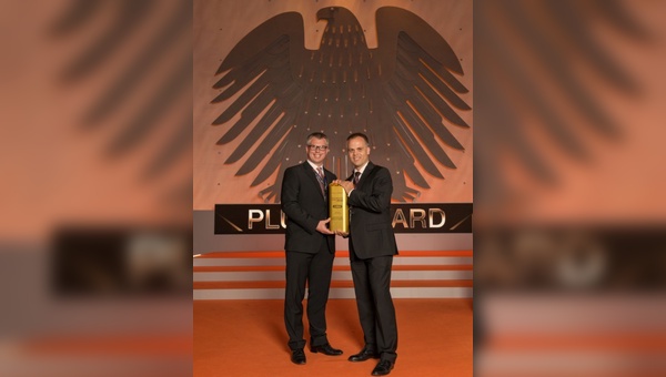 Christian Rothe (links) nahm im alten Bundestag in Bonn den Preis in Empfang.