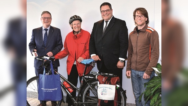 Georg Düsener, Wertgarantie Vertriebsleiter Fahrrad mit Dr. Marta Binder, neben Patrick Döring, Wertgarantie Vertriebsvorstand und Peta Hesse, Fahrradverantwortlicher von Wertgarantie