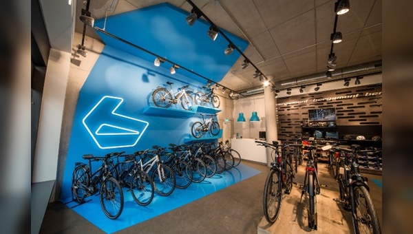 Modernes Ambiente im neuen E-Bike-Store