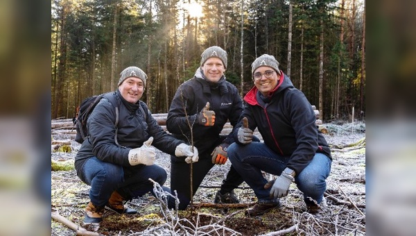 Der erste Baum sitzt: Waldbike-Geschäftsführer Jan Jochens (M.) mit Daniel Wolde-Giorgis (r.), Leiter von Brose E-Bike, und Alexander Baumann, Leiter Vertrieb und Marketing bei Brose. (Bildrechte: Waldbike) 