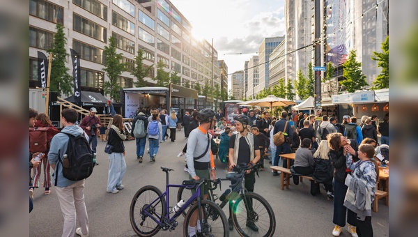 Foto: Jagdzoom - Gut gefüllte Straßen während der Cycle Week in Zürich