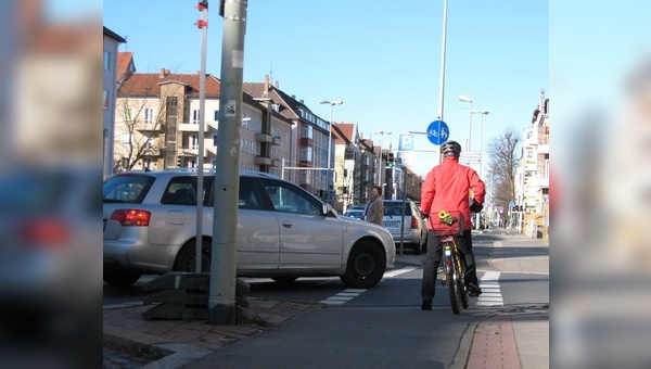 In solchen Situationen suchen Radler häufig den Blickkontakt zum Autofahrer.