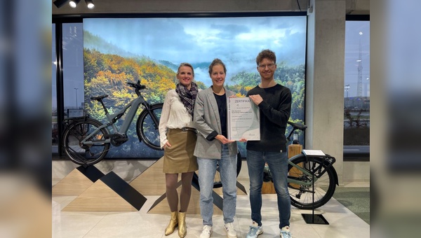 Foto: Kalkhoff - v.l.: Melanie Lauer, Geschäftsführerin; Amelie Möller, CSR-Managerin; und Dennis Heymann, CSR-Specialist