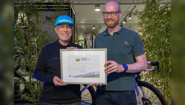 Foto: Paul Lange - Fridtjof Ludwig überreicht Bernhard Lange das Zertifikat „Fahrradfreundlichen Arbeitgeber“ in Gold