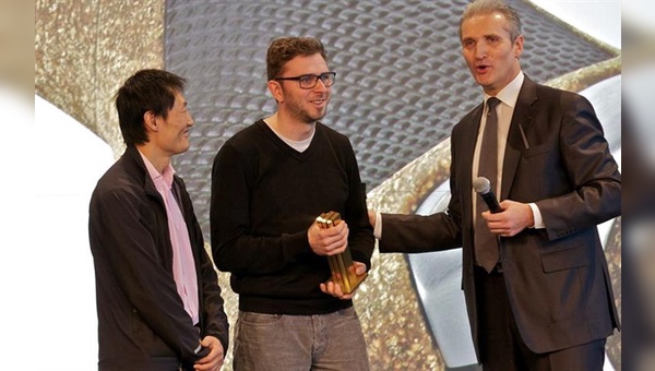 Kim Tofaute (links) und Dirk Stölting nehmen den Preis in Hannover entgegen.