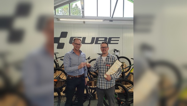 Tridata-Geschäftsführer Marc Schneider (links) gratuliert Martin Schmidt, Geschäftsführer der Cube Multicycle-Filiale, zur Eröffnung.