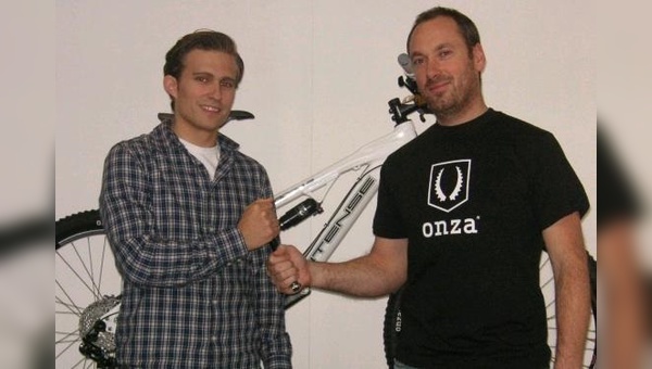 Michael Manz (rechts) übergibt den Stab an Silas Obrist