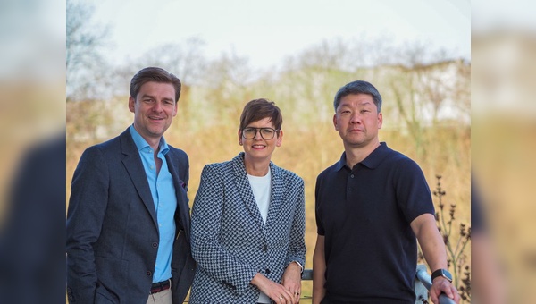 Foto: Kazenmaier: Christoph Genahl, Vertriebsleiter Fahrzeuge; Manuela Hotop, Chief Marketing Officer; Alex Chung-Uh Han, Leiter Dienstradleasing.