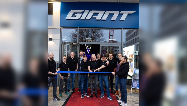 Giant Deutschland Geschäftsführer Oliver Hensche (Bildmitte) eröffnet offiziell mit Daniel Ciasto (links) und Gerhard Wagner (rechts) den Giant Store München.