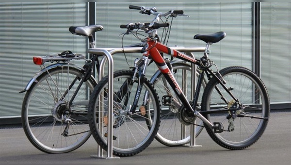 Bietet zwei Fahrrädern einen sicheren Stellplatz - Cykelog