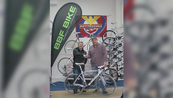 Hagen Stamm, Inhaber und Geschäftsführer BBF Bike, übergibt die Bottecchia-Rennräder an Sportdirektor Bolesaw Bald