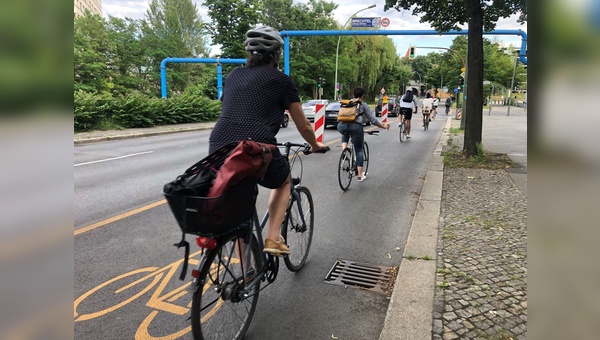 Die leuchtenden Fahrradmarkierungen dürfen bleiben.