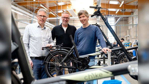 Foto: Hartje - Tobias und Manuel Prager mit Thomas Bauer (m.), Geschäftsführer Produktion und Technik der Hermann Hartje KG in der HARTJE Manufaktur in Hoya.