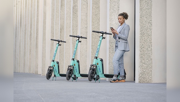 Diesen Anblick wird es bis auf Weiteres nicht mehr in Paris geben: Verleih-E-Scooter auf der Straße.