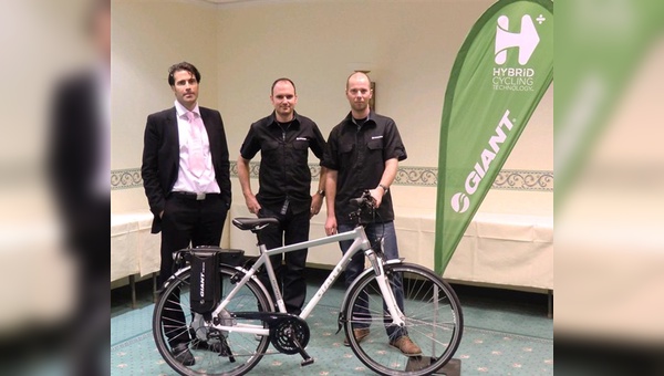 Von links nach rechts: Dr. Jochen Mähliß (Battery University), Marc Manser und Marc Kessing (beide GIANT Deutschland), davor eins der neuen Heck angetriebenen Hybrid 2011er Modelle.