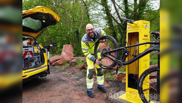 Foto ADAC - Die Helfer des ADAC legen immer häufiger auch beim Fahrrad Hand an. 