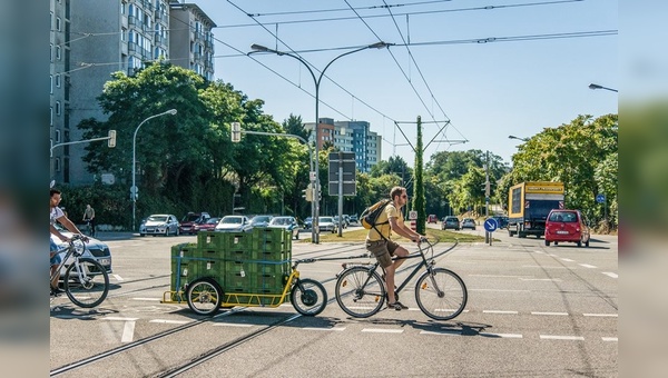 Lastentransport in der Stadt mit dem Fahrrad.