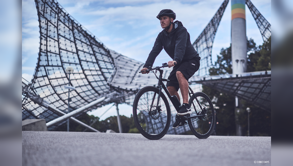 E-Biken im Olympiapark in Muenchen.
