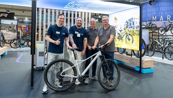 
von links: Marcel Hollenberg und Jean Paul Noack Lozano für die ZEG/Bulls sowie seitens der Aktionfahrrad gGmbH Dirk Niermann Ulrich Fillies.