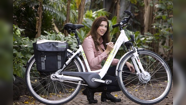 Alexandra Polzin signiert das Giant Bike