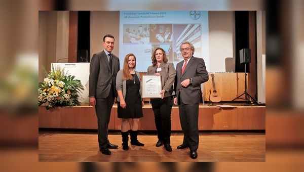 Nils Schmid, Finanz- und Wirtschaftsminister Baden-Württemberg, Nadine Berger, Gruppenleiterin VAUDE Kinderhaus, Sylvia Roth, Leiterin VAUDE Kinderhaus,