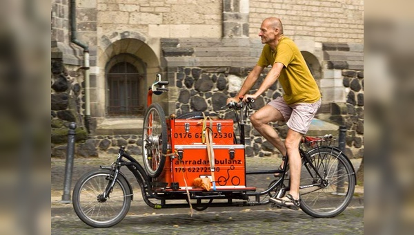 Die Fahrradambulanz von ­Hermann Lenert ist mit allem aus­gestattet, was eine Fahrradwerkstatt benötigt. Für knifflige Fälle, die ­trotzdem nicht vor Ort gelöst werden ­können, gibt es eine Abschlepp­vorrichtung.