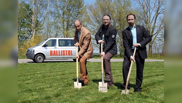 1. Bürgermeister der Gemeinde Aham Jens Herrnreiter (mitte), Dr. Christian Zettler (links) und Andreas Zettler