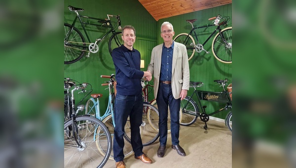 Pashley-Vorsitzenden Adrian Williams (rechts) begrüßt neu Andy Smallwood als CEO von Pashley.