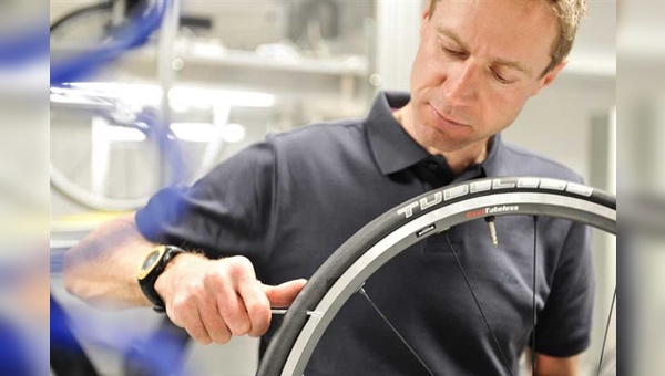 Jens Voigt macht den Härtetest beim neuen Top Modell von Schwalbe.