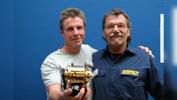Peter Smolka und Bernhard Rohloff mit der goldenen Speedhub
