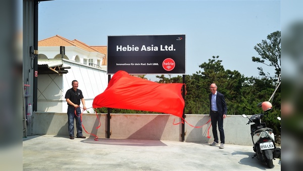 Paul Lin und Dirk Niermann (rechts) eröffnen Hebie Asia Ltd.