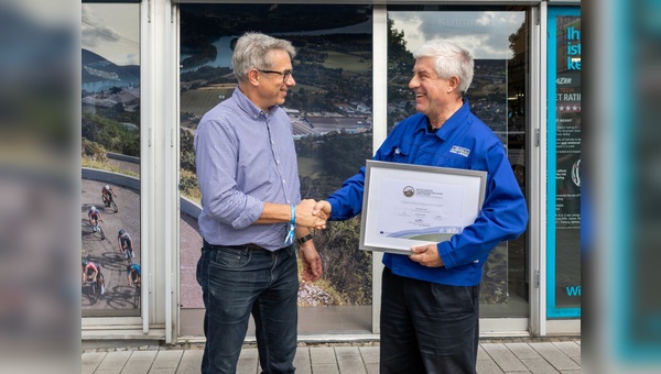 Matthias Zimmermann vom ADFC überreicht Bernhard Lange das Zertifikat „Fahrradfreundlichen Betrieb“ in Gold