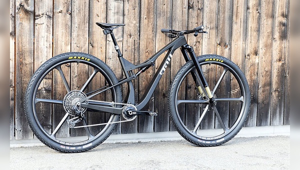 Foto: Stoll Bikes - Mit dem "P32" hat Stoll Bikes bereits ein Fully mit 32-Zoll-Laufrädern und Carbon-Rahmen am Start. 