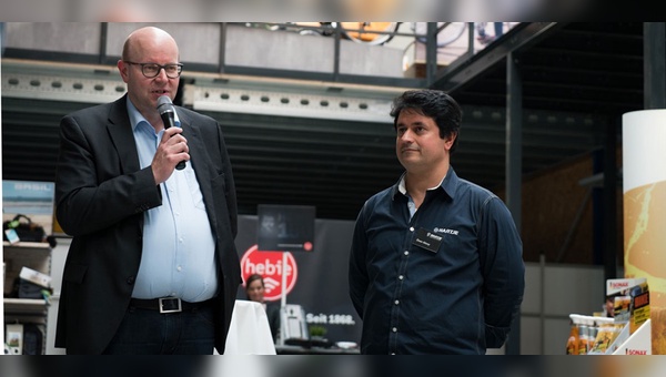 Dirk Zwick und Ömer Aksoy eröffneten das neue Experience Center.