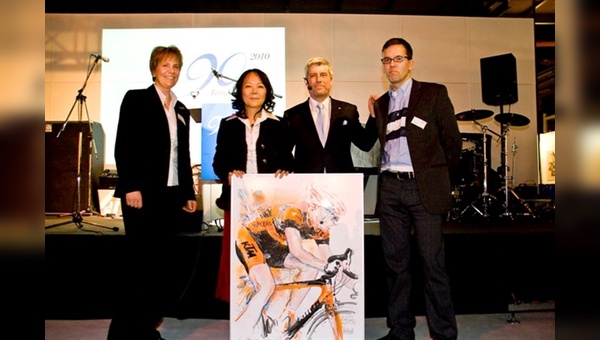 Gruppenbild für einen guten Zweck: Christiane Eichenhofer (Tour Ginkgo), Carol Urkauf-Chen (KTM), Bernhard Lange (Paul Lange & Co.) Horst Brozy (Künstler)