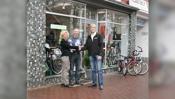 Das Ehepaar Thies nimmt den Gutschein von Regional-Verkaufsleiter Ralf Stapela in Empfang