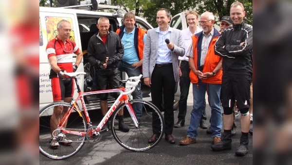 Mathias Seidler stellt das Replika-Bike von Focus vor.