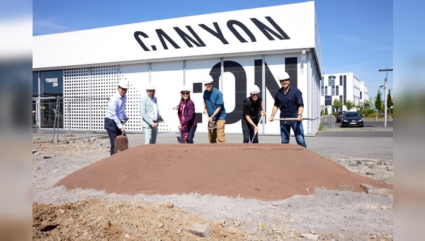 Foto Canyon Bicycles - Spatenstich in Koblenz: Christoph Helbich (geschäftsführender Gesellschafter SHA); Alexander Arnold (Niederlassungsleiter GOLDBECK); Anja Knura (Geschäftsführerin GOLDBECK Südwest); Roman Arnold (Canyon Gründer); Dr. Thomas Baumann (Canyon Chief Group Development Officer); Nicolas de Ros Wallace (Canyon CEO).