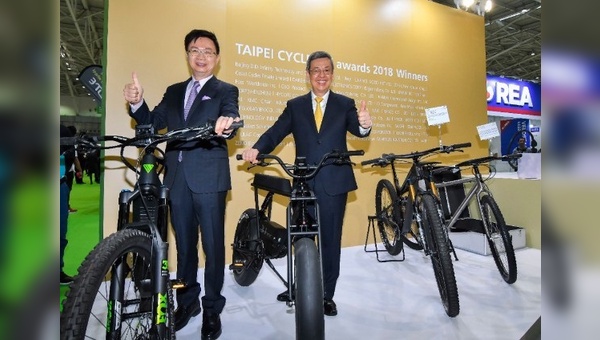 James C.F. Huang und Dr. Chien-jen Chen besuchen den d&i Gold Awards-Stand auf der Taipei Cycle Show.