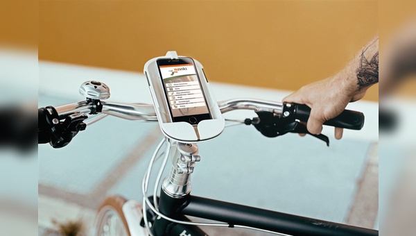 Smartphone-Nutzung kann auch beim Radfahren gefährlich werden.