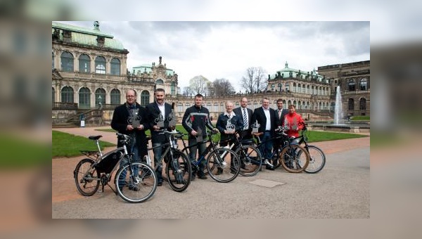 Vor malerischer Kulisse in Dresden überreichte Bürgermeister Hilbert die Pedelec Awards