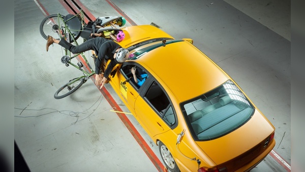 Wenn ein Auto in ein Fahrrad crasht sind schlimme Bilder programmiert.