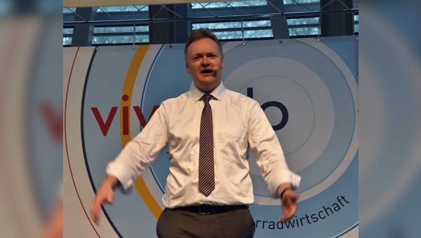 Burkhard Stork sieht Poltik und Fahrradindustrie in der Pflicht - wie jüngst hier beim Vivavelo-Kongress in Berlin.