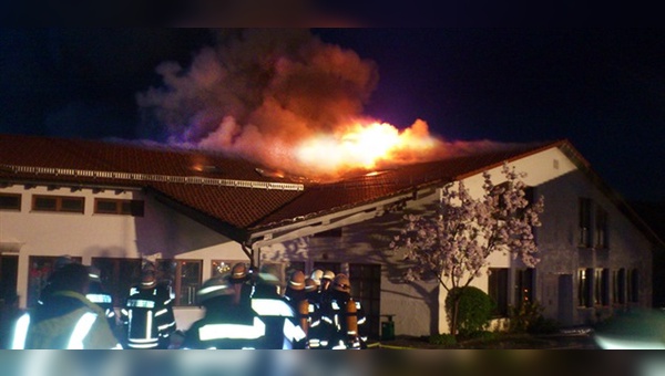 Ein Blitzschlag hatte den Dachstuhl des Fertigungsgebäudes in Brand gesetzt