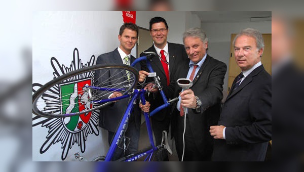 Das erste silberne Etikett mit 3M-Sicherheitsfolie klebte Kriminaloberkommissar Udo Rechenbach auf das Fahrrad von Landrat Dieter Patt.