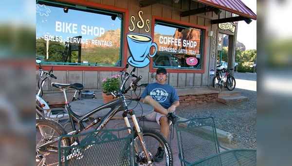 Mehr als „nur“ ein Fahrradladen: Sedona Bike&Bean setzt laut Inhaber und Geschäftsführer Jim Monahan (Bild) auch auf „verdammt viele Sorten guten frisch gemahlten Kaffee“.