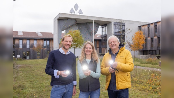 Foto: Vaude: Benedikt Böhm, CEO Lupine, Antje von Dewitz, VAUDE Geschäftsführerin, Jan Lorch, VAUDE Geschäftsleitung Vertrieb, Logistik & Nachhaltigkeit, freuen sich über die neue Partnerschaft
 
