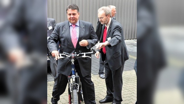 Wilfried Nietschke (rechts) hat sich nach einer langen Karriere bei Automobil-Dienstleister IAV GmbH jetzt dem E-Bike verschrieben. Ihm gelang es sogar Sigmar Gabriel (links) fürs E-Bike zu begeistern